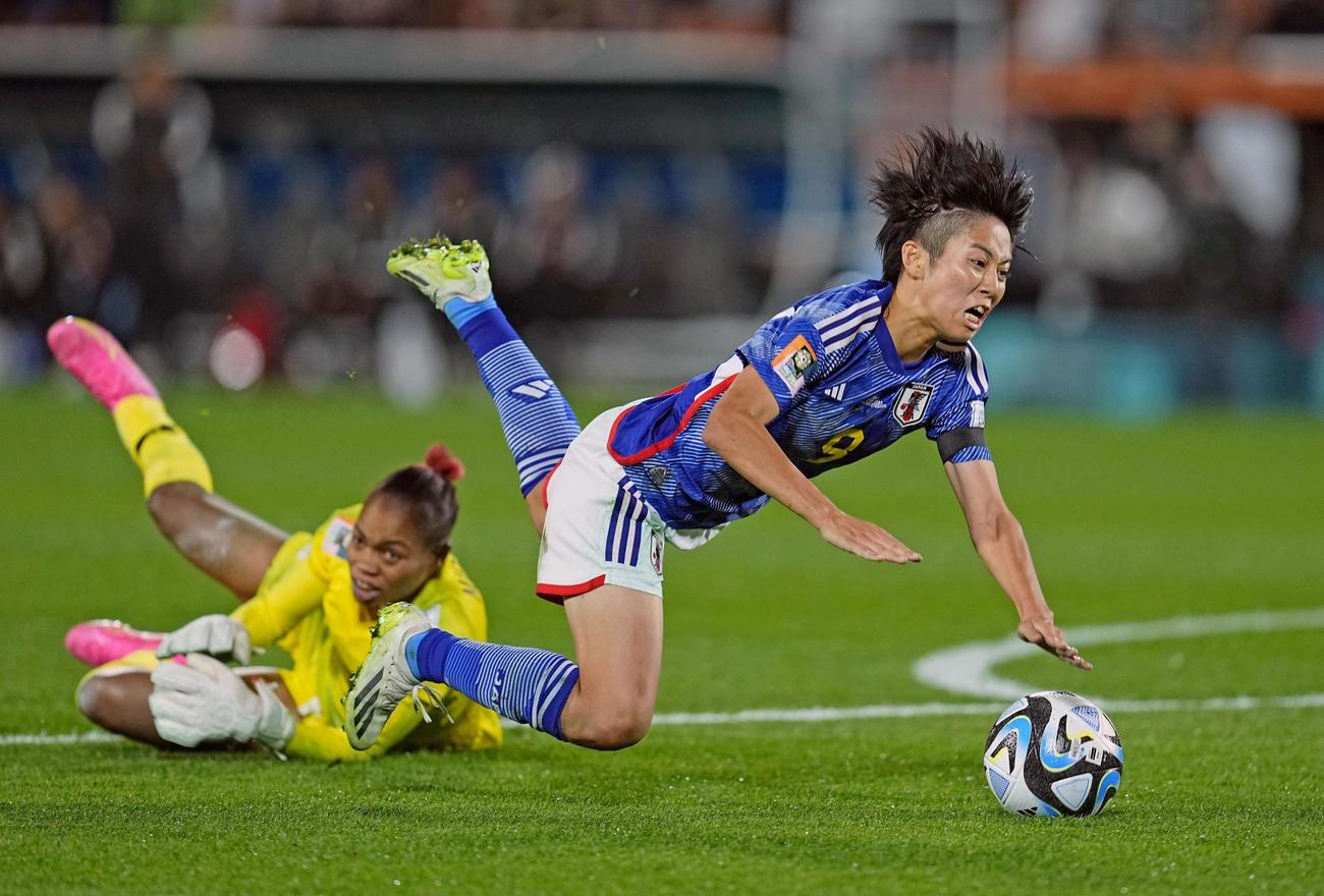 日本―ザンビア　試合終了間際、ザンビアのGKムソンダ（左）に倒される植木。PKを獲得（共同）