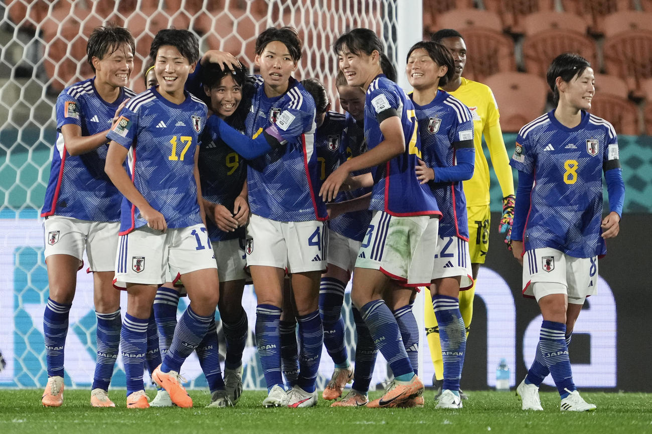 日本対ザンビア　後半、5点目を決め喜ぶ日本の選手たち（AP）