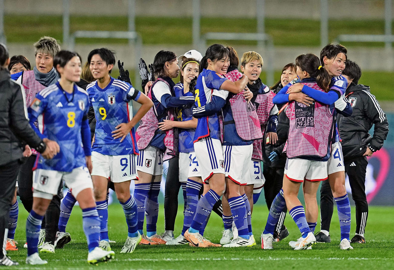 ザンビアに快勝し、喜ぶ日本イレブン（共同）