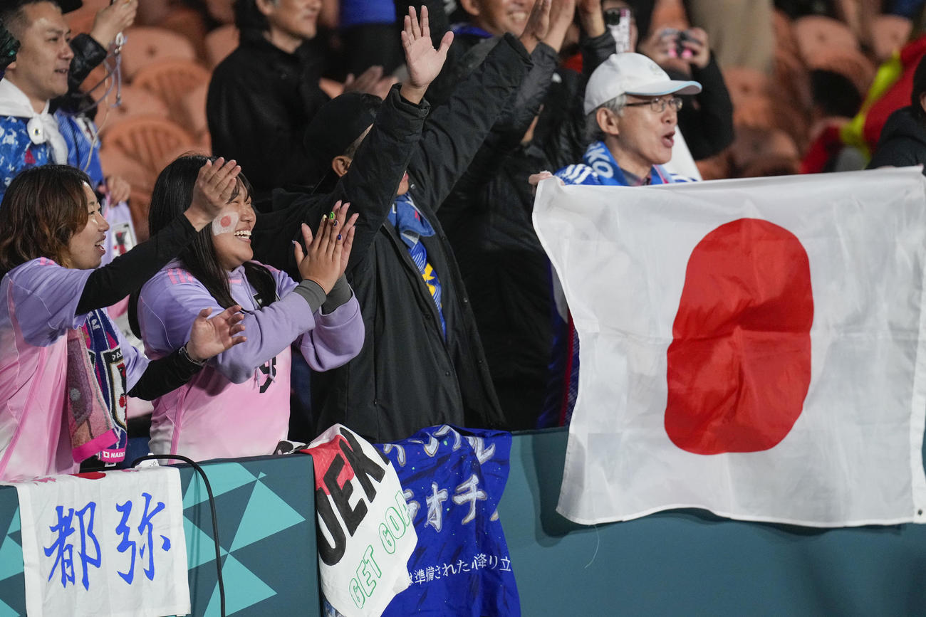 なでしこジャパンを応援する日本のサポーター（AP）