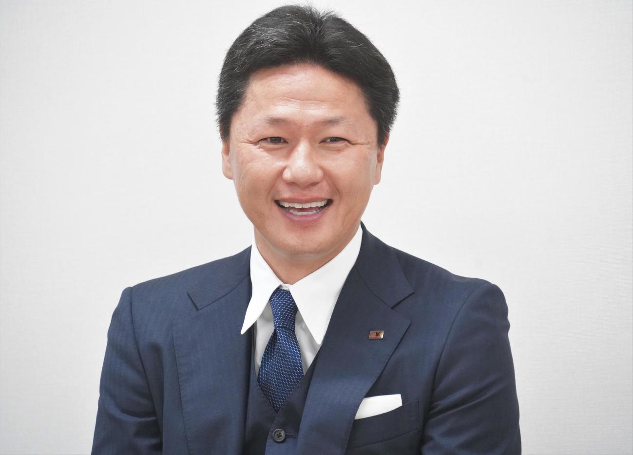 パリ五輪の初戦まで1年のタイミングで取材に応じるU－22日本代表大岩剛監督（撮影・佐藤成）