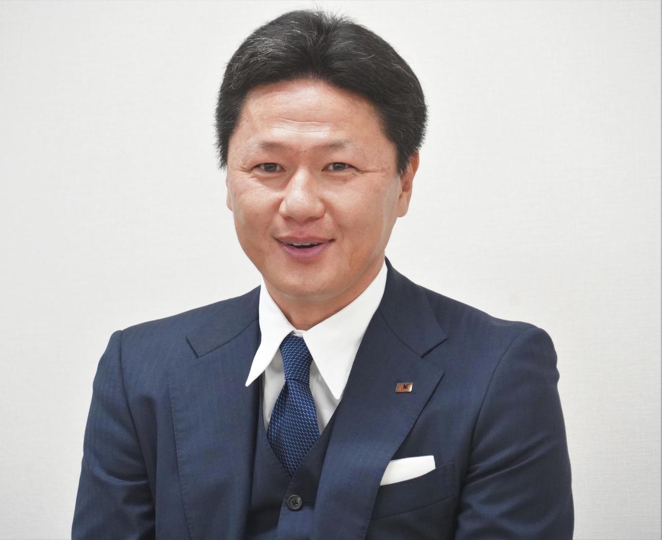 パリ五輪の初戦まで1年のタイミングで取材に応じるU－22日本代表大岩剛監督（撮影・佐藤成）