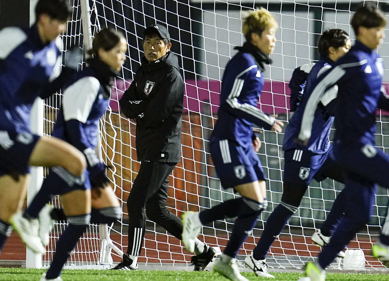 調整する選手たちを見守る池田監督（奥）（共同）