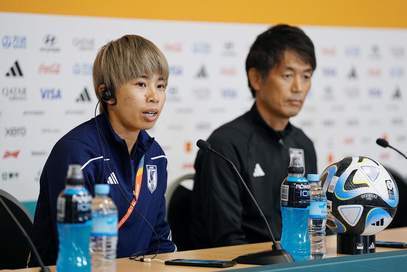 コスタリカ戦を前に記者会見で意気込みを語る田中美。右は池田監督（共同）