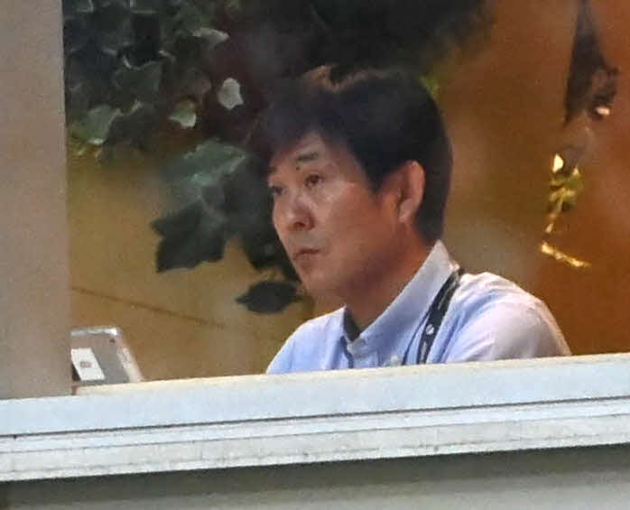 試合を見つめる日本代表森保監督（2023年7月16日撮影）