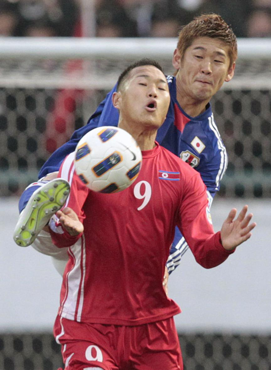 日本対北朝鮮　前半、激しく競り合う鄭大世（手前）と栗原（2011年11月15日撮影）