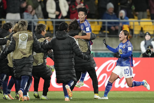 2点目を祝福するメンバー(AP)
