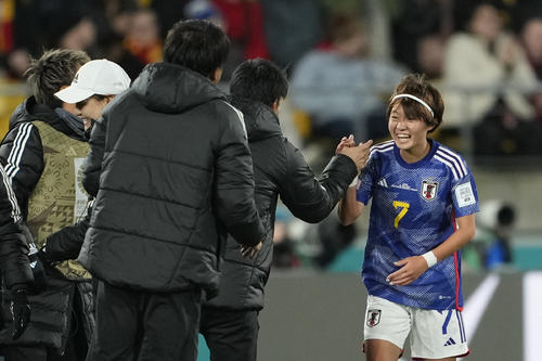 3点目を決め、チームメイトと喜ぶ宮沢(AP)
