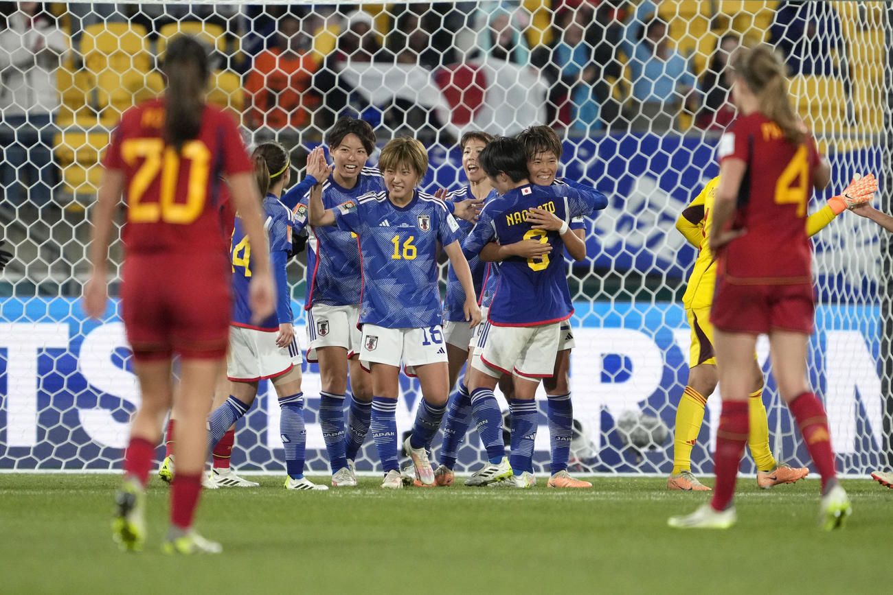 試合終了の笛を聞き、抱き合うなでしこジャパン（AP）