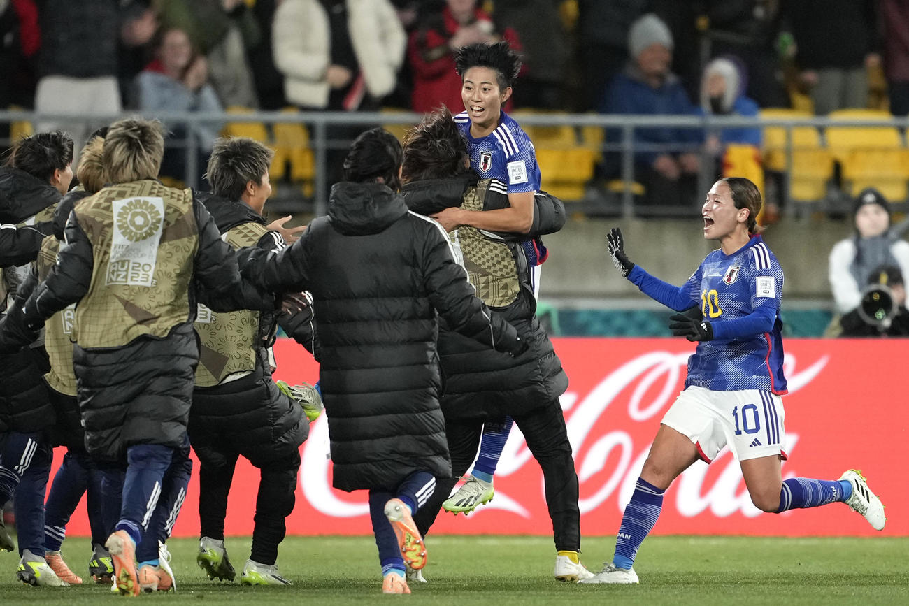 2点目を祝福するメンバー（AP）