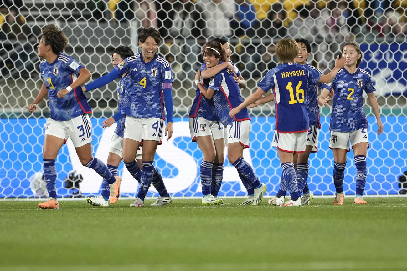 先制点を喜ぶ女子日本代表イレブン（AP）