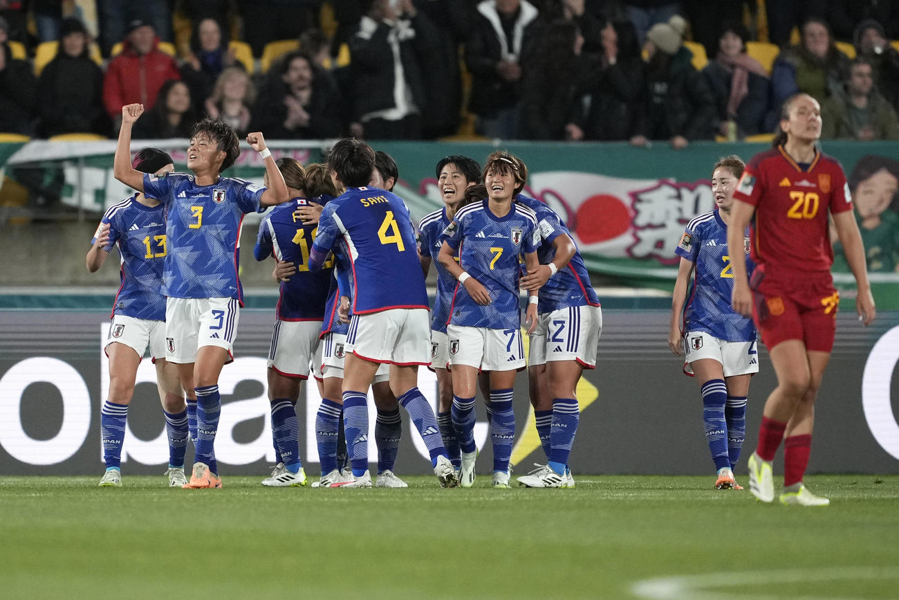 宮沢が3点目のゴールを決め、喜ぶイレブン（AP）