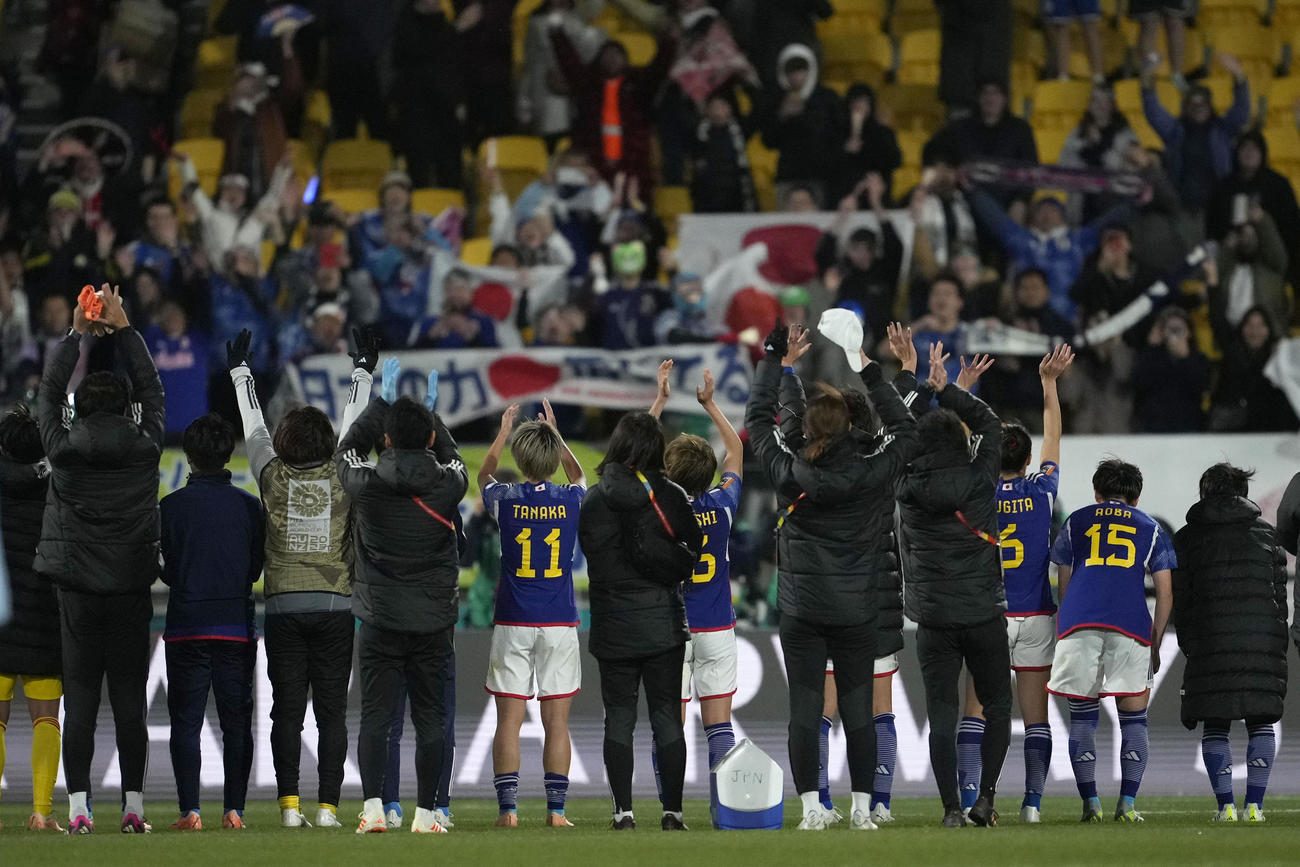 スペイン代表に勝利し、サポーターに感謝するなでしこジャパン（AP）