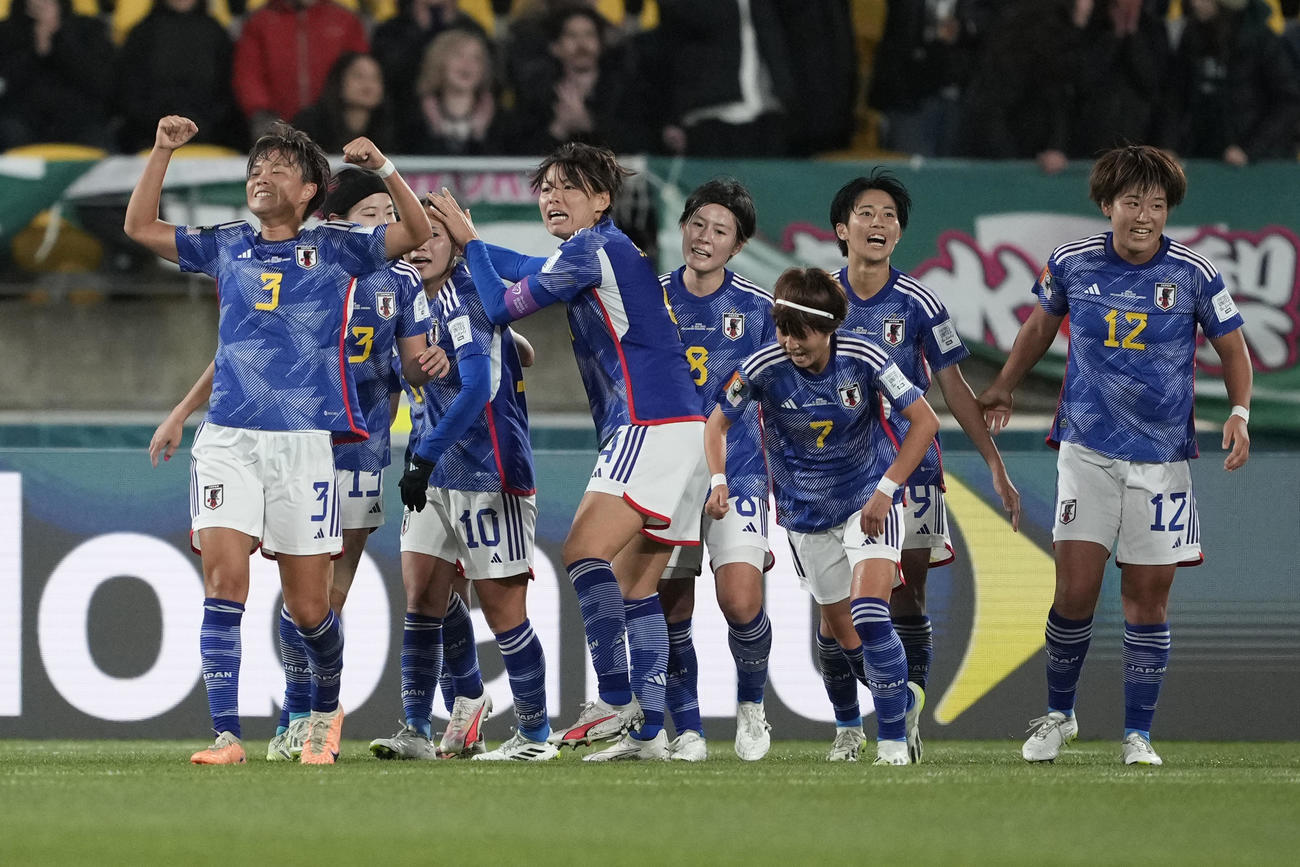 宮沢の3点目を喜ぶイレブン（AP）