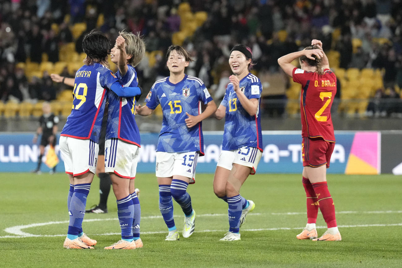 4点目を決めた田中美南を祝福するチームメイト（AP）