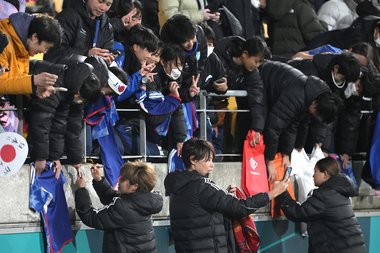 サポーターのサインの求めに応じる日本の選手たち（AP）