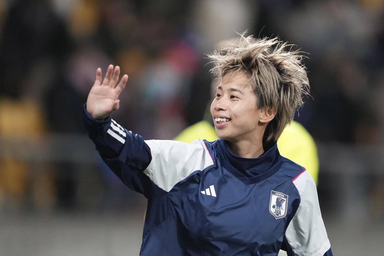 スペインに勝利し笑顔で手を振る田中美南（AP）