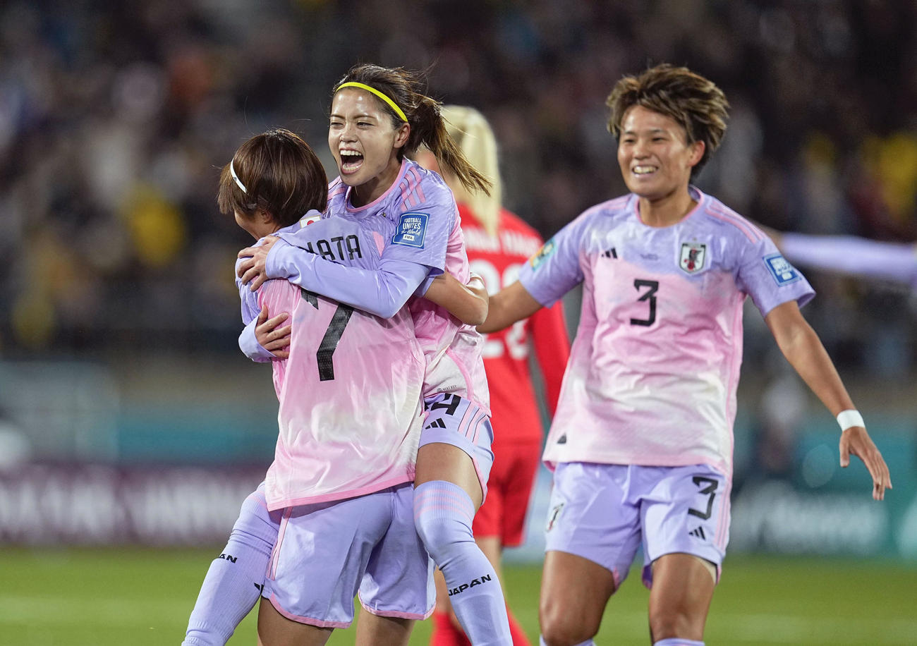 日本対ノルウェー　前半、ノルウェーのオウンゴールで先制し、宮沢（手前）と抱き合って喜ぶ長谷川（共同）