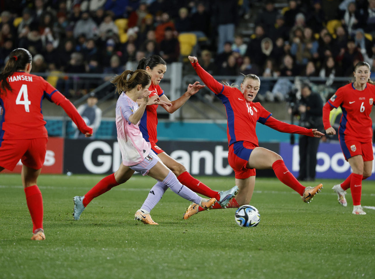 日本対ノルウェー　後半、チーム2点目のゴールを右足で決める日本の清水（撮影・PNP）