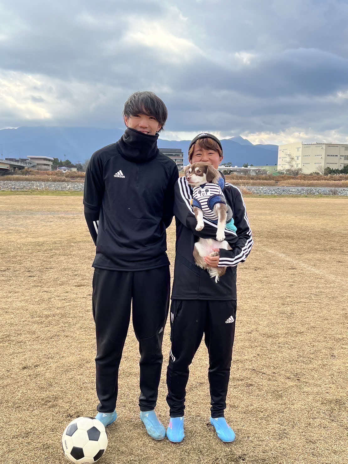 23年1月に初蹴りをした宮沢ひなた（右）と兄佳汰さん