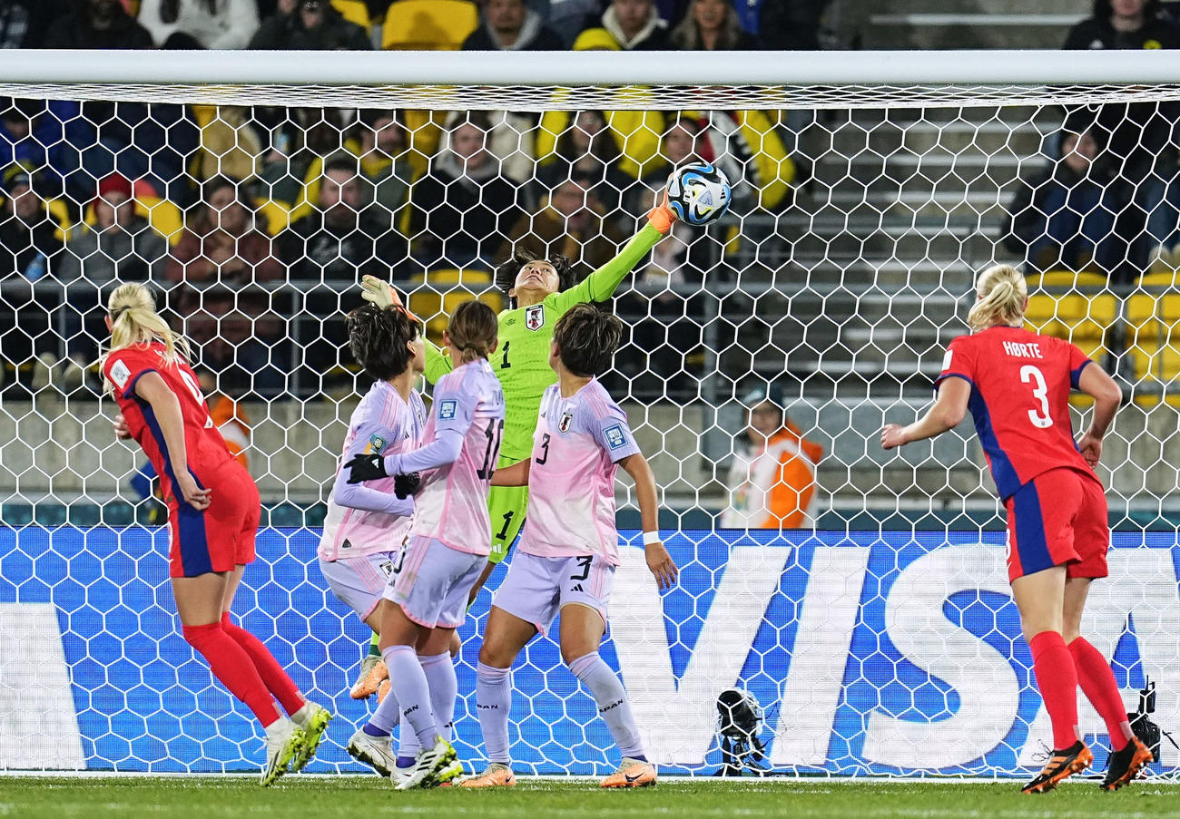 日本対ノルウェー　後半、相手選手のシュートを好セーブするGK山下（奥）（共同）