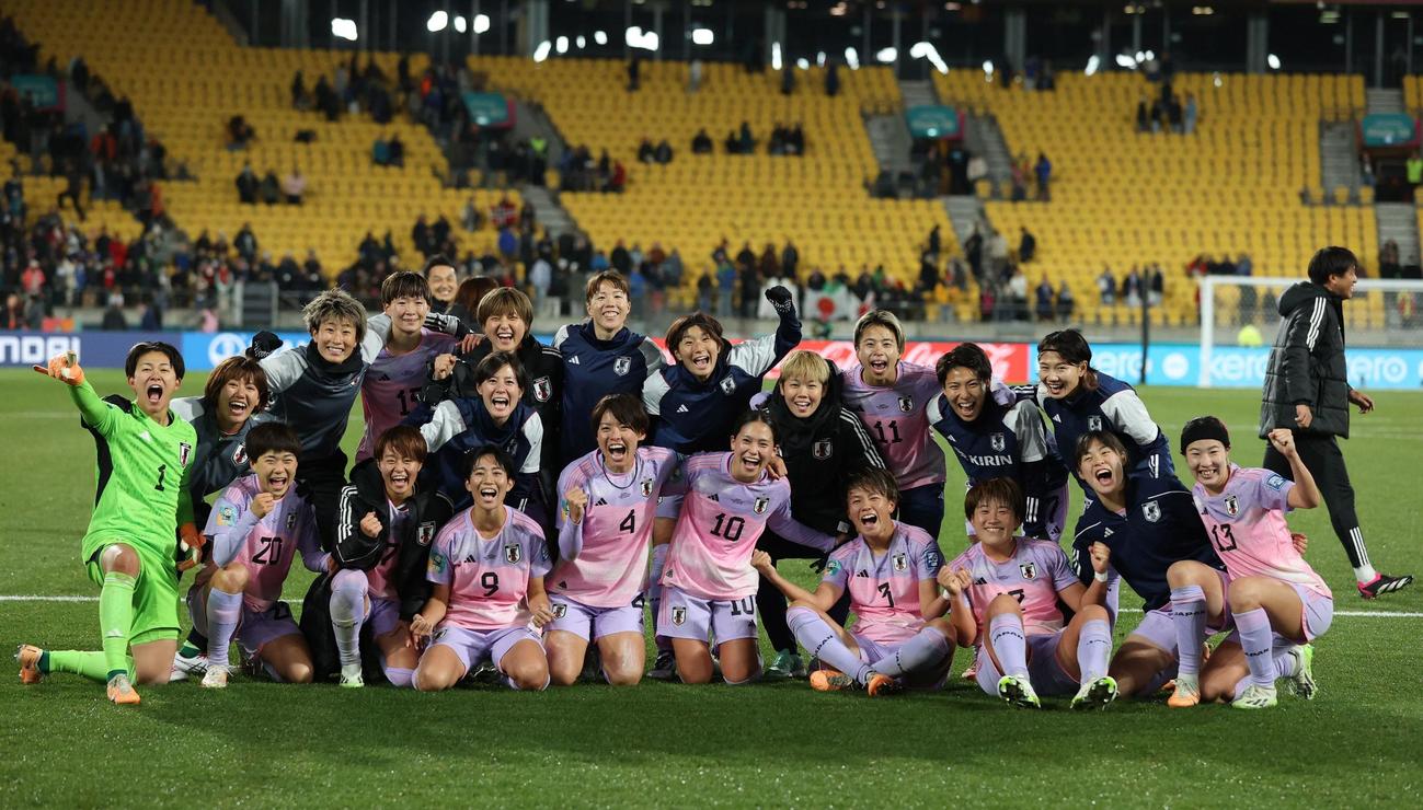 ノルウェーに勝利し準々決勝進出を決め、試合後に集合写真を撮るなでしこジャパンの選手たち（ロイター）