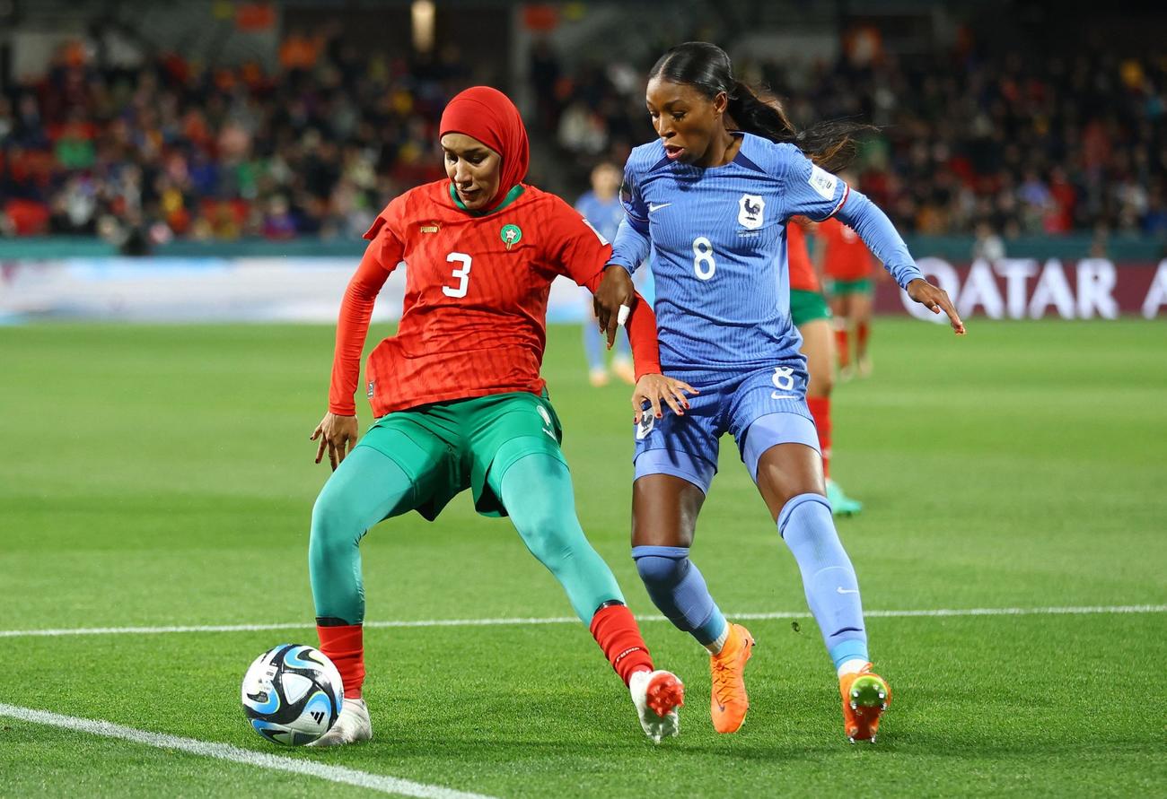 女子Ｗ杯フランス－モロッコ　ヒジャブを着用して試合に臨むモロッコのヌハイラ・ベンジナ。右はグレース・ジェヨロ（ロイター）