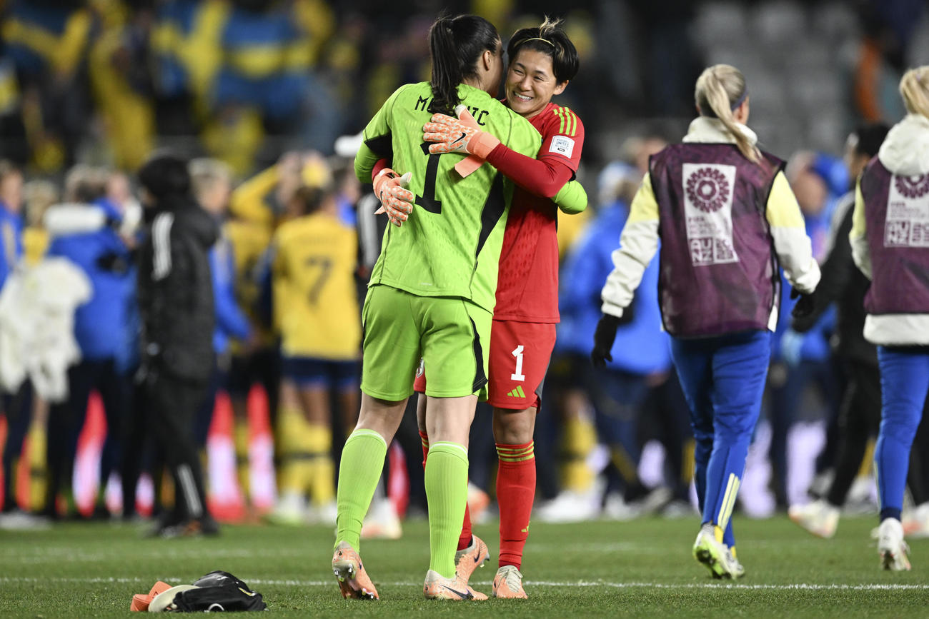 日本対スウェーデン　GK山下杏也加から勝利を祝福されるスウェーデンGKムソヴィッチ（左）（AP）