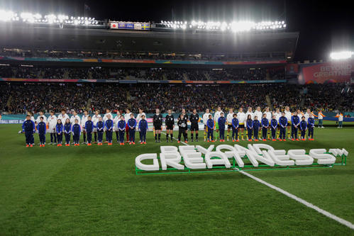 日本対スウェーデン　試合前、整列する両イレブン（撮影・PNP）
