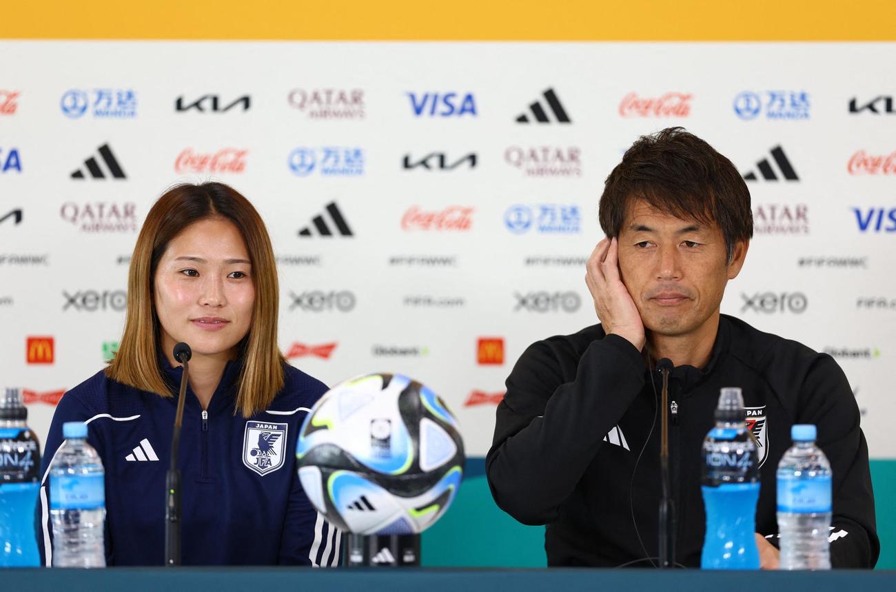会見するなでしこジャパン池田太監督（右）と長野風花