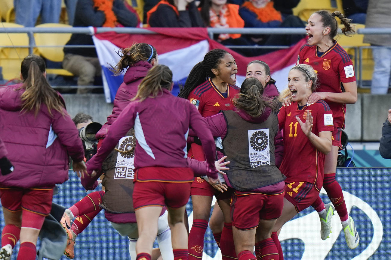 女子W杯準々決勝　延長戦で勝ち越しゴールを奪い喜ぶスペインの選手たち（AP）