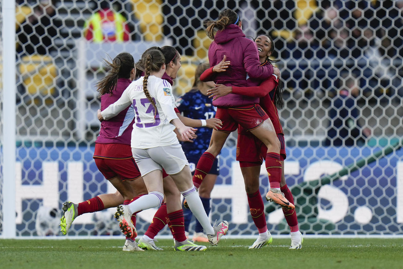 女子W杯準々決勝　延長戦でオランダをくだして喜ぶスペインの選手たち（AP）