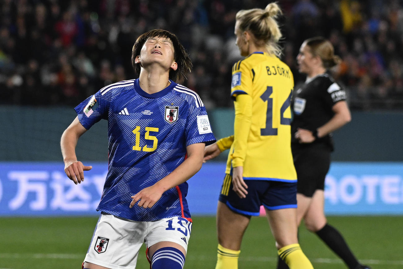 日本対スウェーデン　シュートを外し悔しがる藤野（AP）