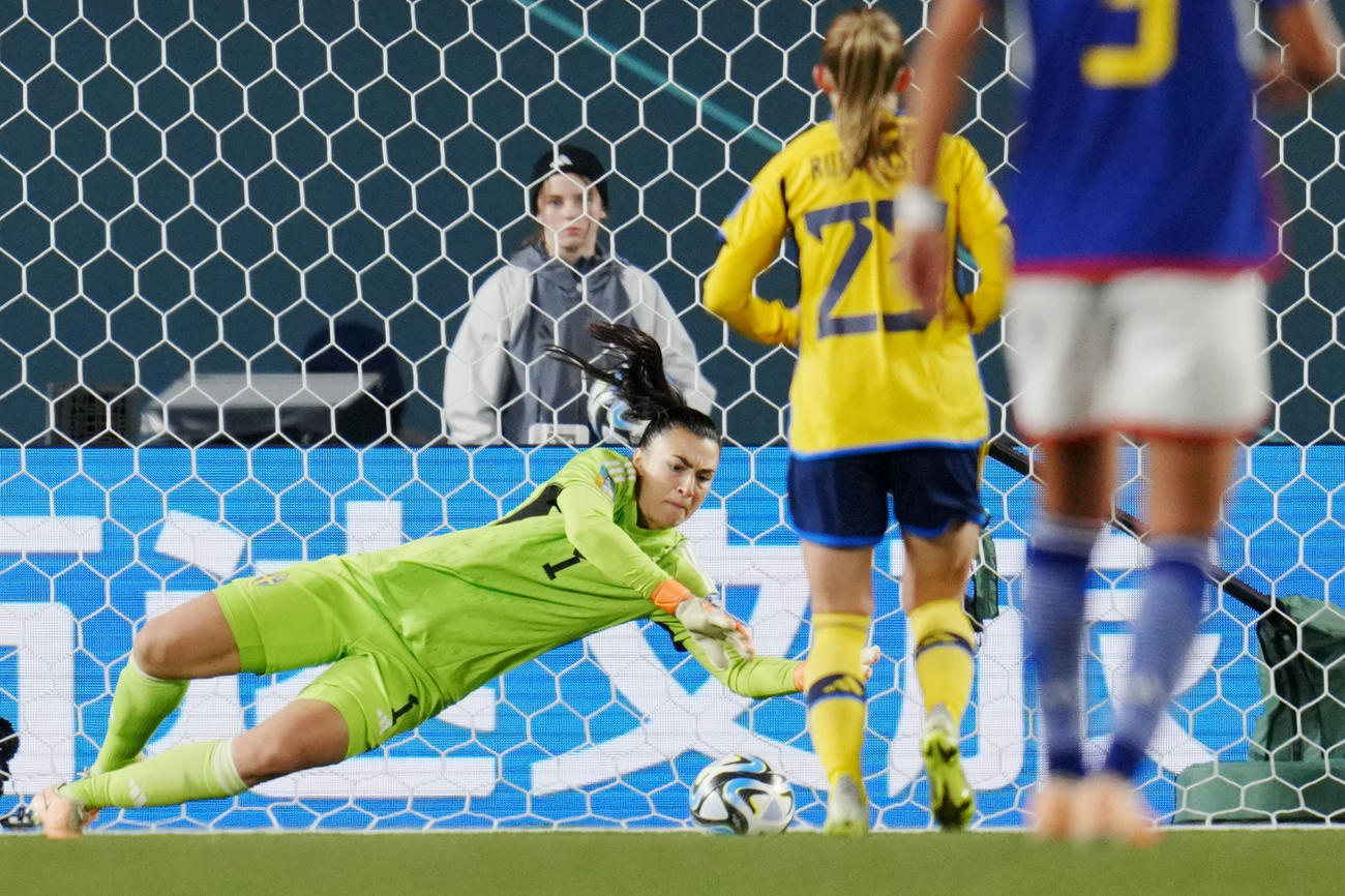 日本対スウェーデン　好セーブをみせた、スウェーデンGKムソビッチ(AP)