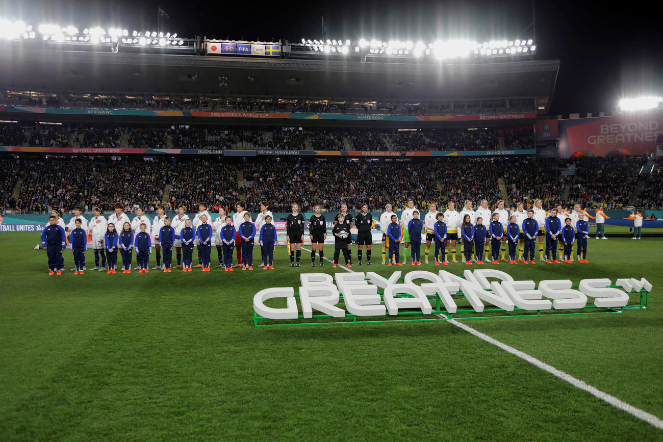 日本対スウェーデン　試合前、整列する両イレブン（撮影・PNP）