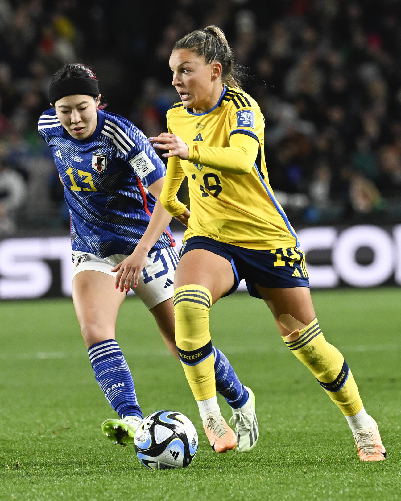 日本対スウェーデン　スウェーデン選手と競り合う遠藤(AP)