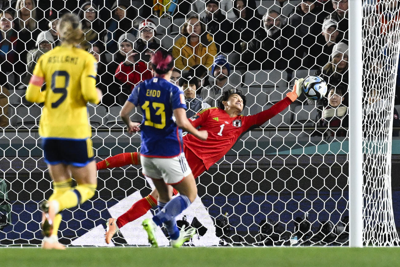 日本対スウェーデン　ボールに触れたGK山下杏也加(AP)