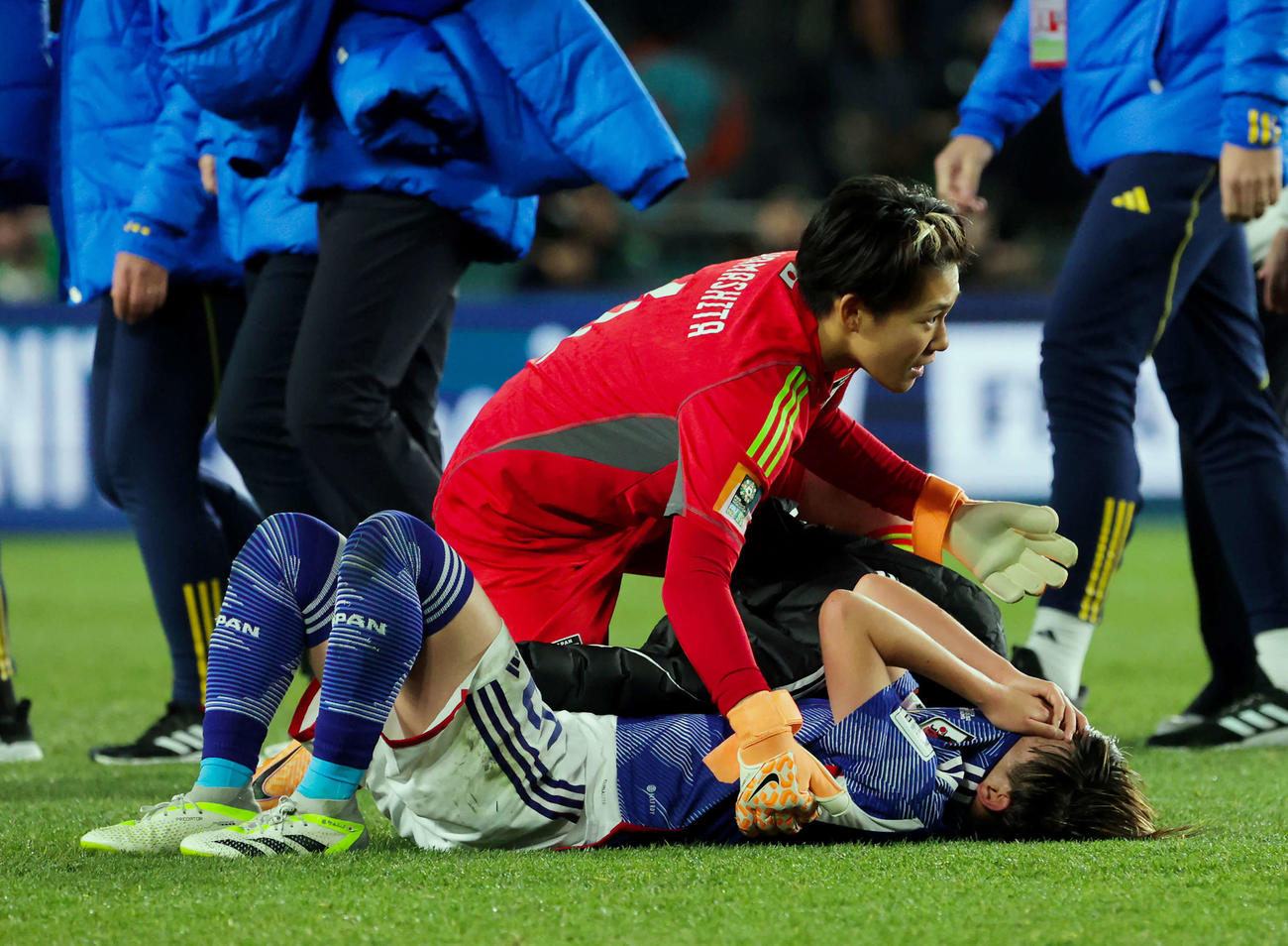日本対スウェーデン　スウェーデンに敗れ準決勝進出を逃し、肩を落とすGK山下（上）らなでしこジャパン（撮影・PNP）