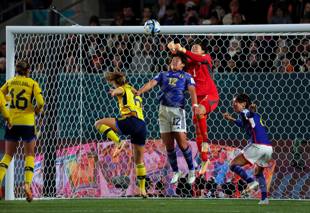 日本対スウェーデン　ボールをはじくGK山下（右から2人目）（撮影・PNP）