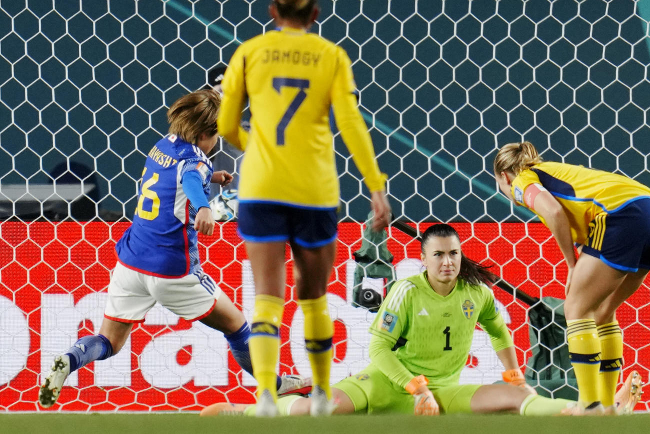日本対スウェーデン　GKムソビッチからゴールを決めた林（AP）