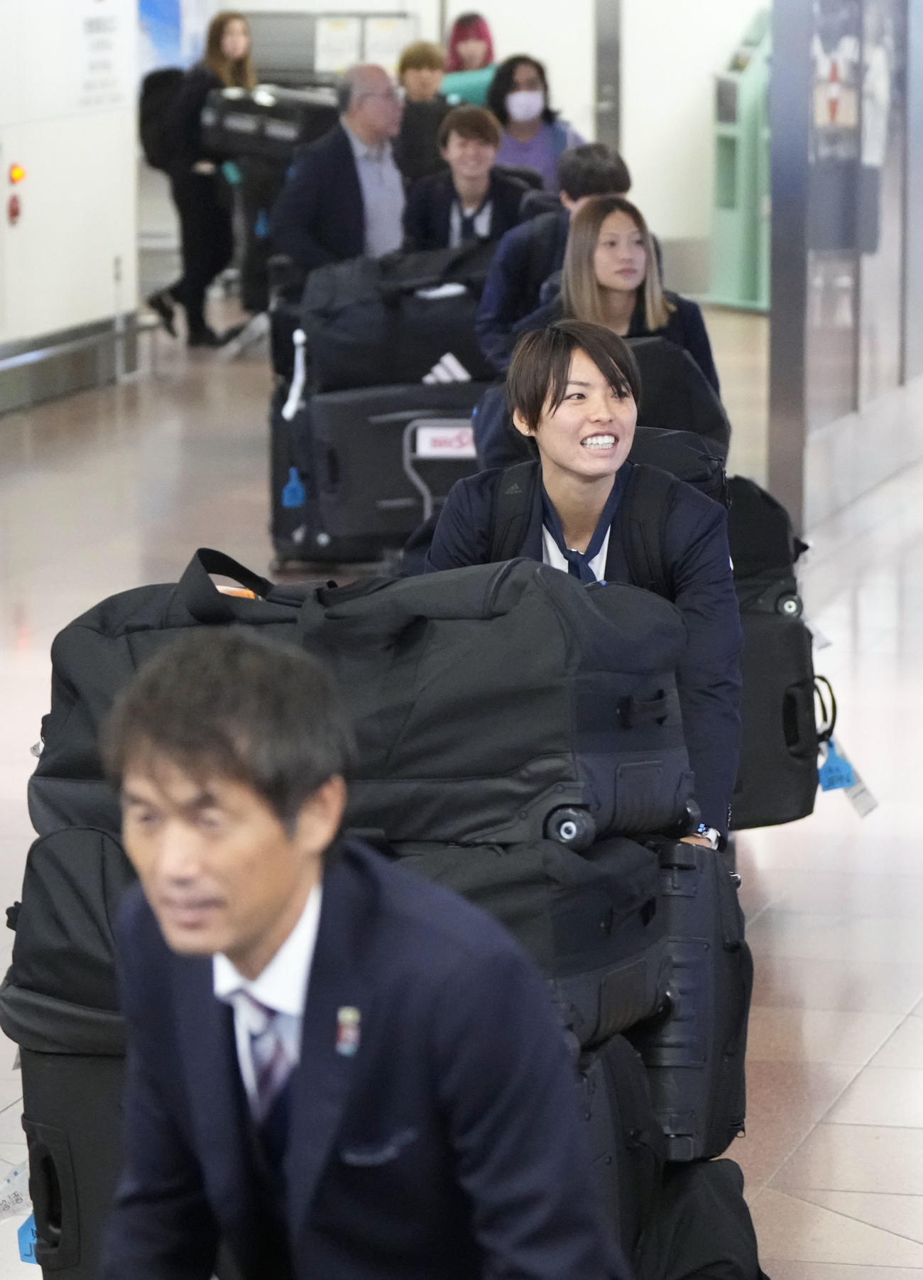 サッカー女子W杯で敗退し、ニュージーランドから帰国した熊谷（手前から2人目）らなでしこジャパン（共同）