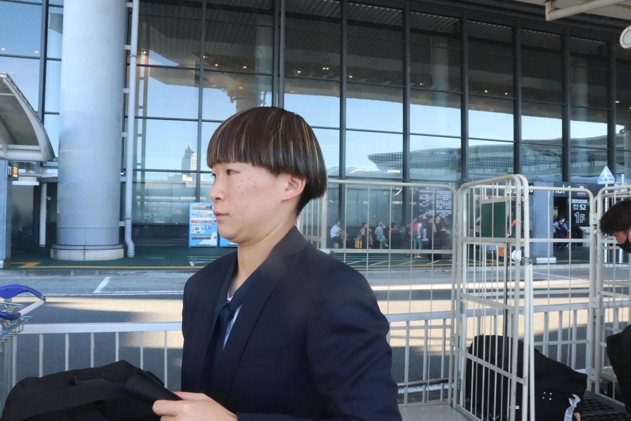 成田空港に帰国したなでしこジャパンのMF藤野あおば