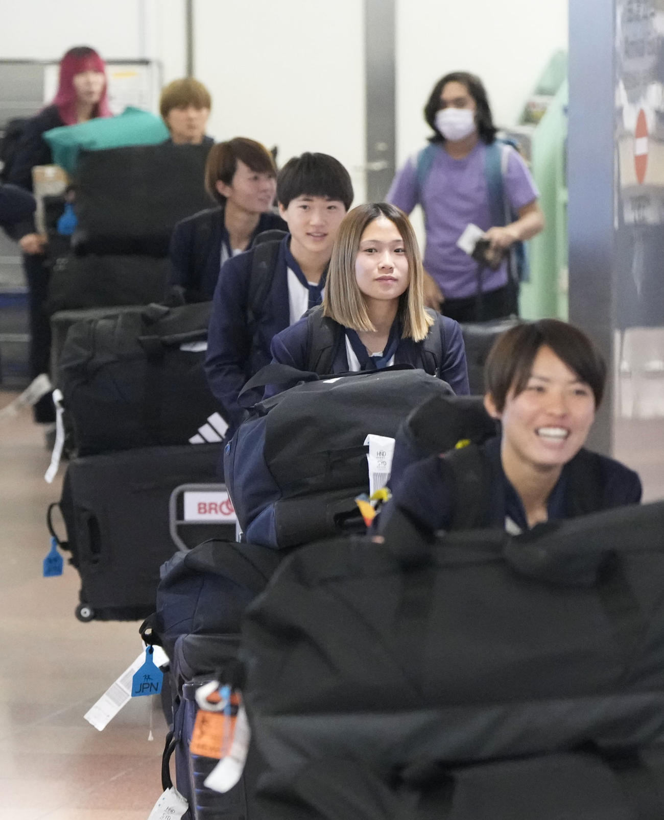 サッカー女子W杯で敗退し、ニュージーランドから帰国した、手前から熊谷、長野、浜野らなでしこジャパン（共同）