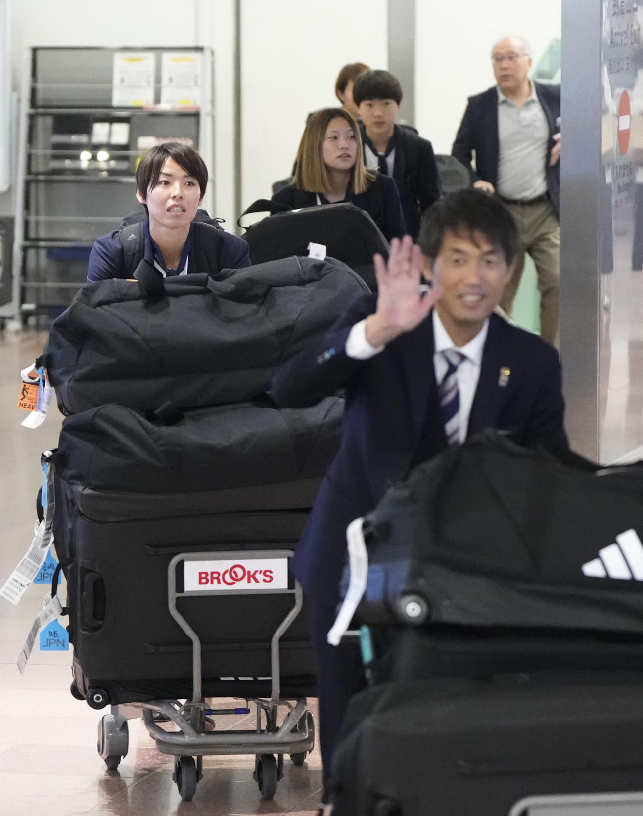 サッカー女子W杯で敗退し、ニュージーランドから帰国した熊谷（左端）らなでしこジャパン。手前は池田監督（共同）