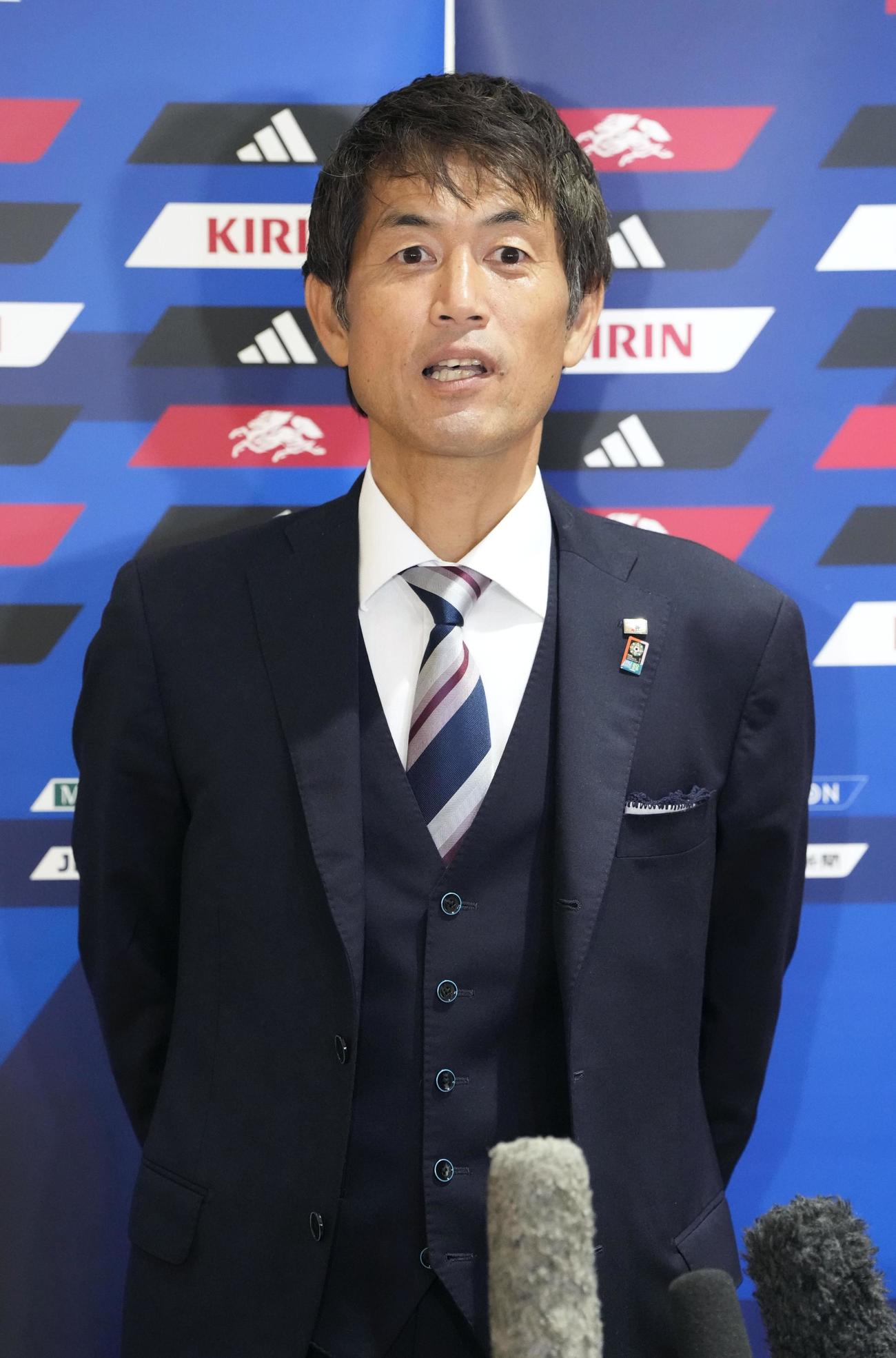 ニュージーランドから帰国し、取材に応じるなでしこジャパンの池田監督（共同）