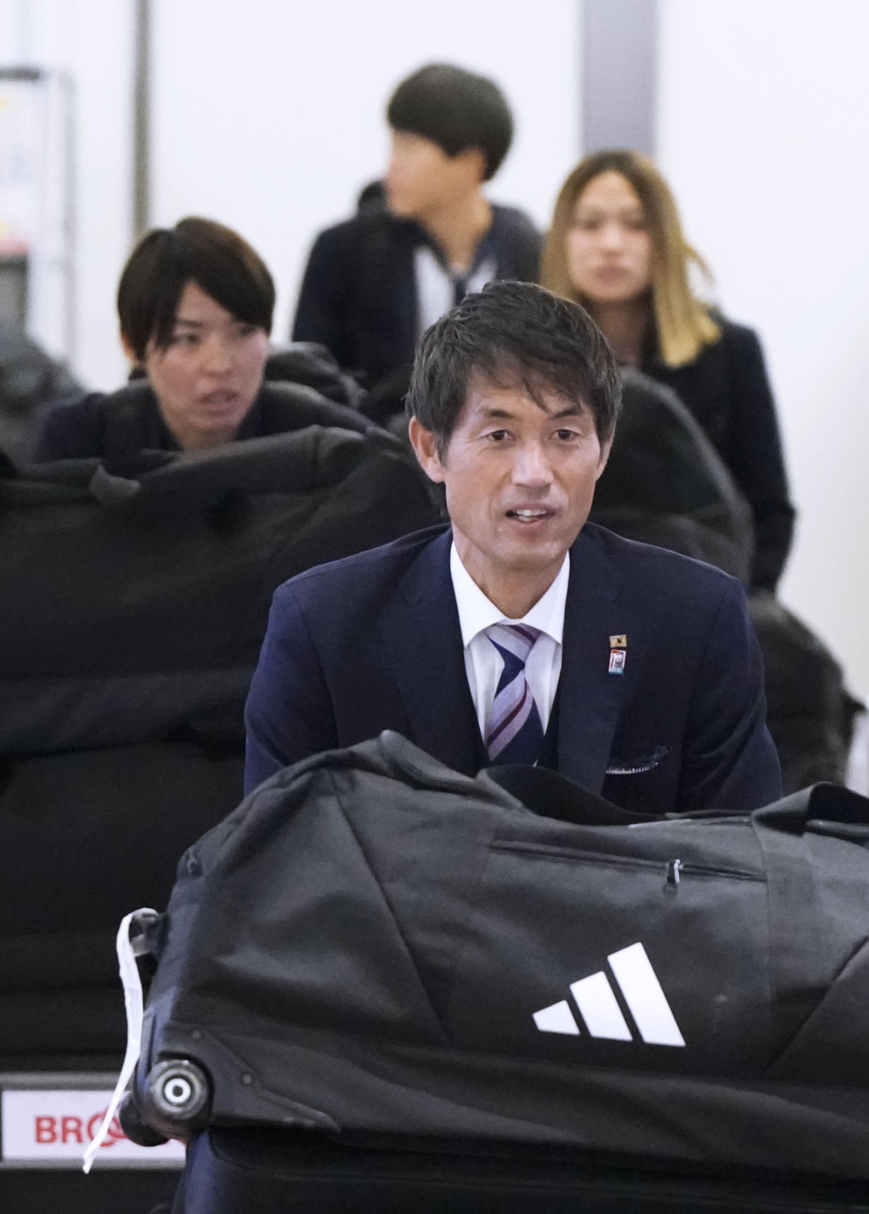サッカー女子W杯で敗退し、ニュージーランドから帰国した池田監督（手前）らなでしこジャパン（共同）