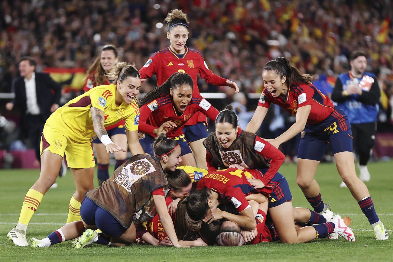 初優勝を果たし、喜ぶスペインの選手たち（共同）
