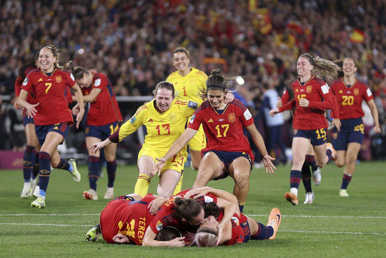 初優勝を果たし、喜ぶスペインの選手たち（共同）