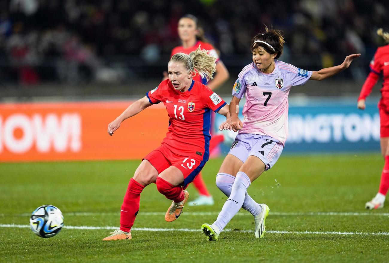 サッカー女子W杯決勝トーナメント1回戦のノルウェー戦で、ゴールを決める宮沢（右）（共同）