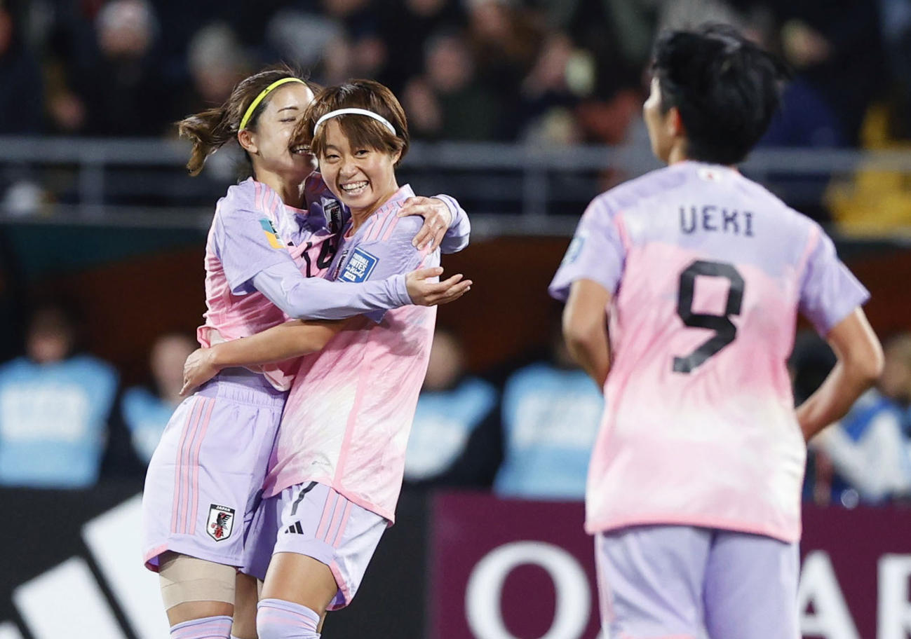 サッカー女子W杯決勝トーナメント1回戦のノルウェー戦で、ゴールを決め長谷川（左）と抱き合って喜ぶ宮沢（共同）